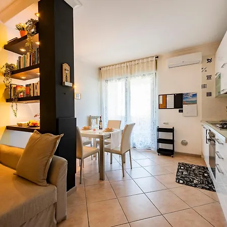 Guesthost - Cozy Flat 700mt From The Sea With Parking